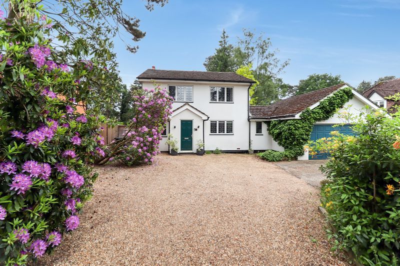 4 bed detached house for sale in Macdonald Road, Lightwater GU18, £