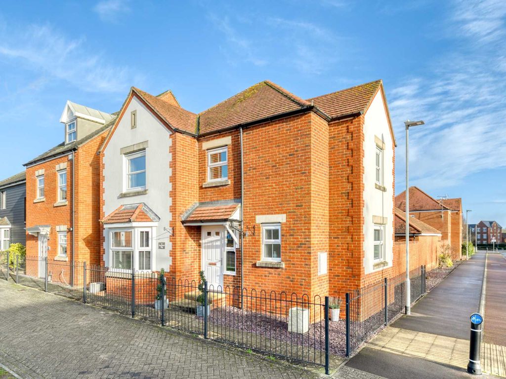 4 bed detached house for sale in Sparrowhawk Way, Park RG12