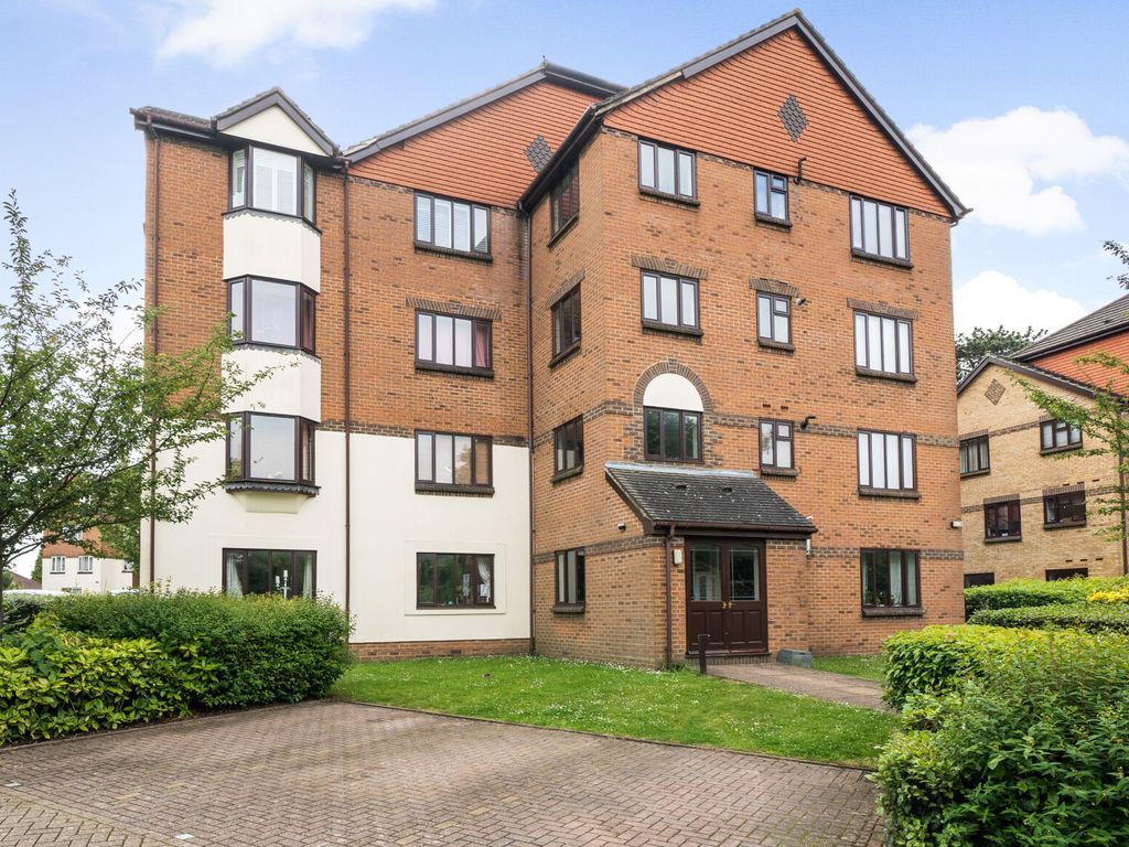 1 bed flat for sale in St. Annes Mount, Redhill, Surrey RH1, £240,000