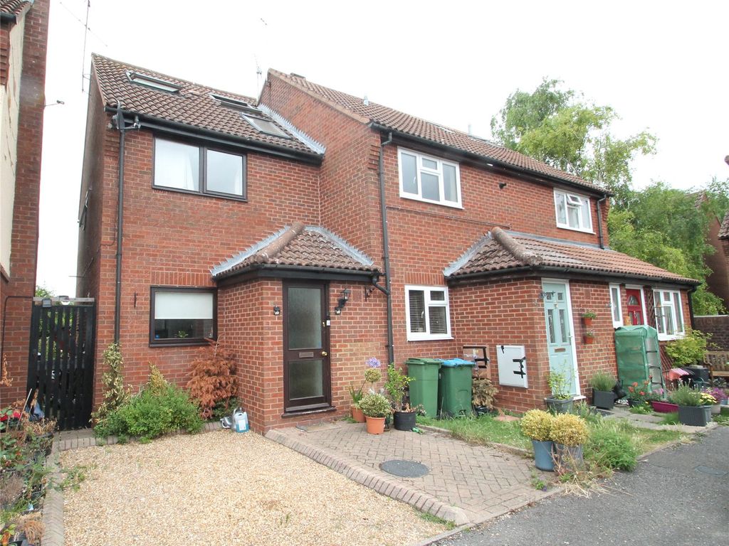2 bed end terrace house for sale in Jacksons Close, Edlesborough