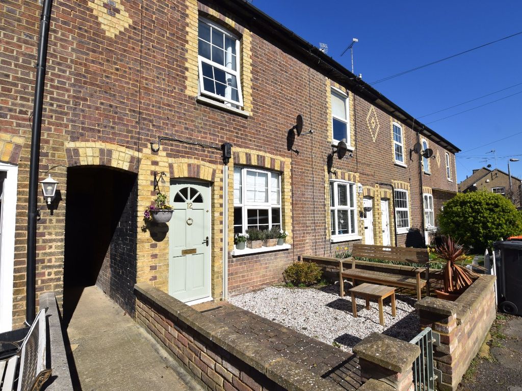 3 bed terraced house to rent in The Lane, Chalton, Luton, Bedfordshire