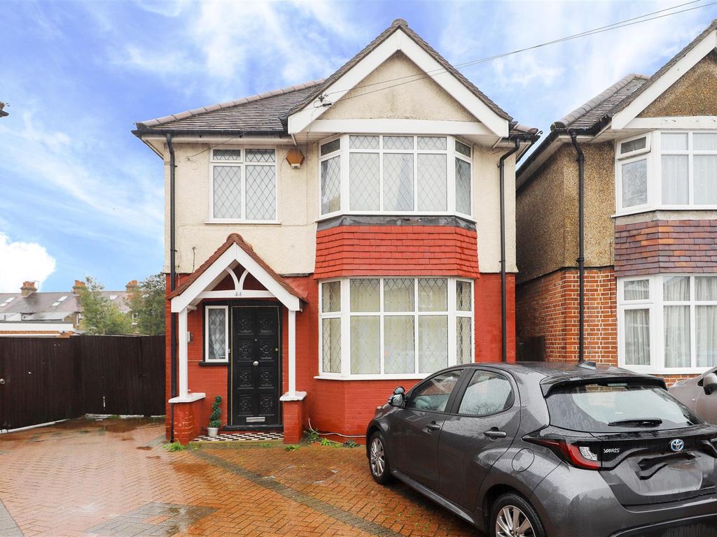 4 bed detached house for sale in Southfield Close, Uxbridge UB8, £