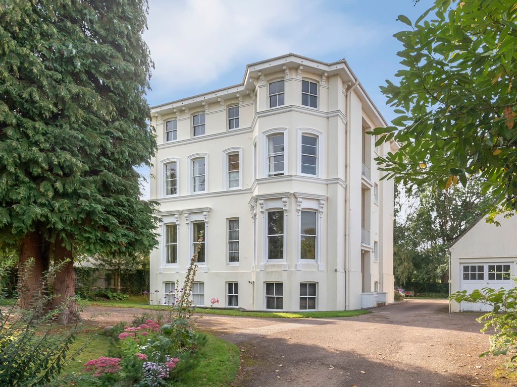 2 bed flat for sale in Battledown Approach, Charlton Kings, Cheltenham