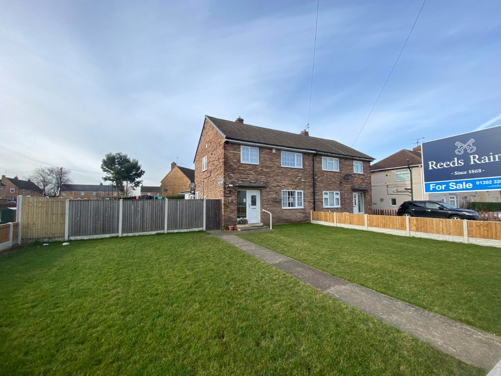 3 bed semidetached house for sale in Broadway, Dunscroft, Doncaster