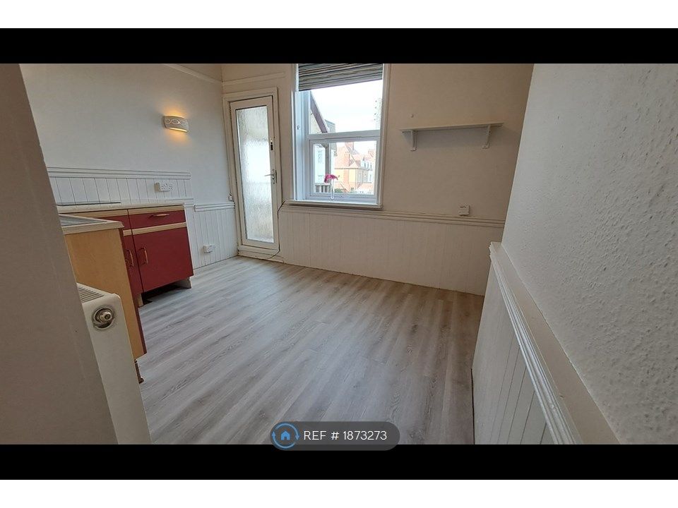 1 bed flat to rent in South Terrace, Littlehampton BN17, £760 pcm Zoopla