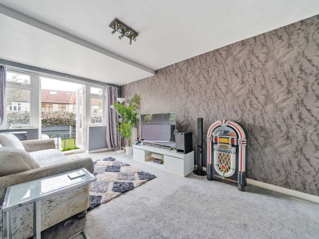 5 bed end terrace house for sale in Gander Green Lane, North Cheam