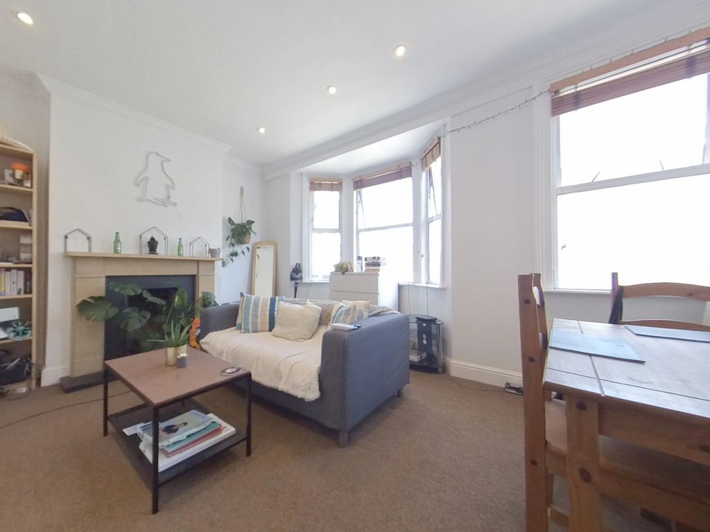 2 bed flat to rent in Garratt Lane, Earlsfield SW18, £1,750 pcm Zoopla