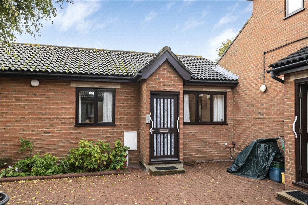 1 bed bungalow for sale in Bletchingley Close, Thornton Heath CR7, £