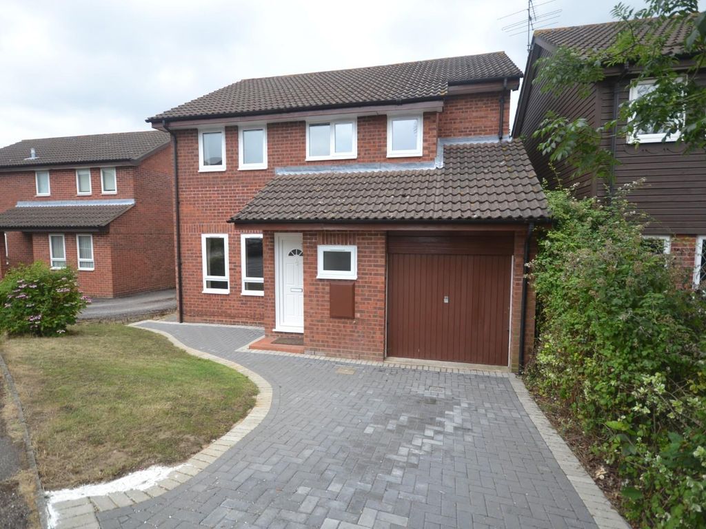 4 bed property to rent in Beaconsfield Way, Earley, Reading RG6, £1,975