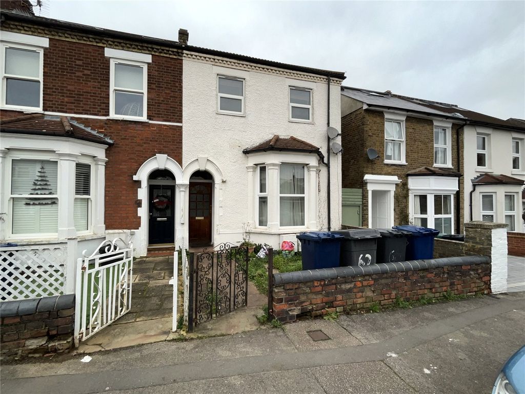 2 bed flat for sale in Bulwer Road, EN5, £350,000 Zoopla