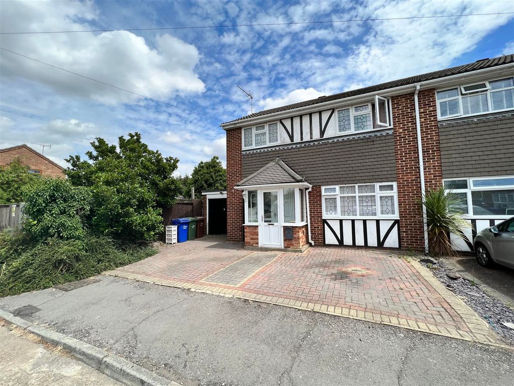 3 bed semidetached house to rent in Pinewood Close, Linford, Stanford