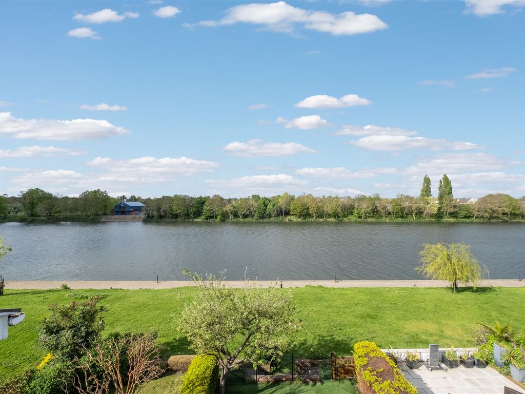 5 bed town house for sale in Chiswick Quay, London W4, £1,750,000 Zoopla