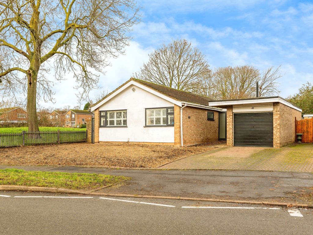 4 bed bungalow for sale in Deansway, Warwick, Warwickshire CV34, £