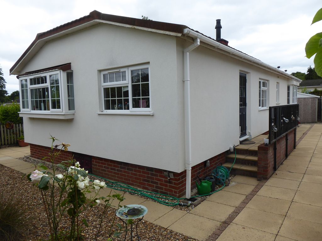 2 bed mobile/park home for sale in Warfield Park, Bracknell, Berkshire
