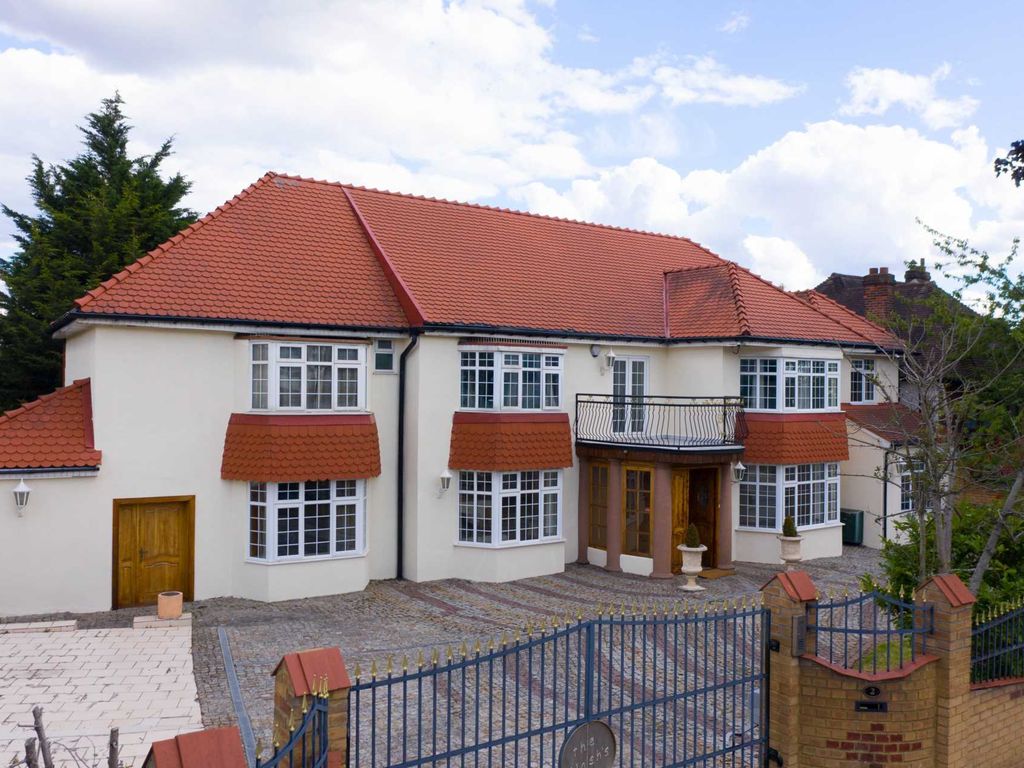 8 bed detached house for sale in 8 Bed Detached House, Weymouth Avenue