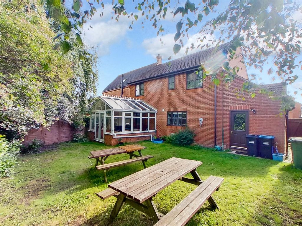 5 bed detached house for sale in Sultan Croft, Shenley Brook End