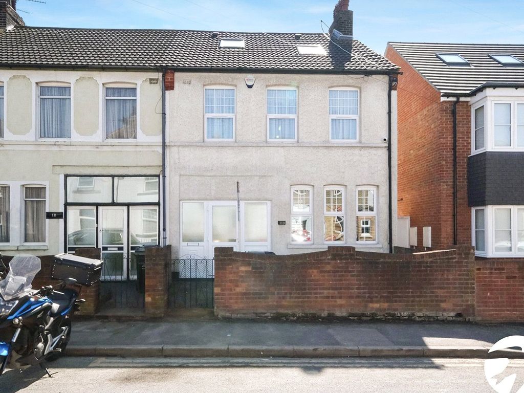 4 bed end terrace house for sale in Milton Road, Kent DA10