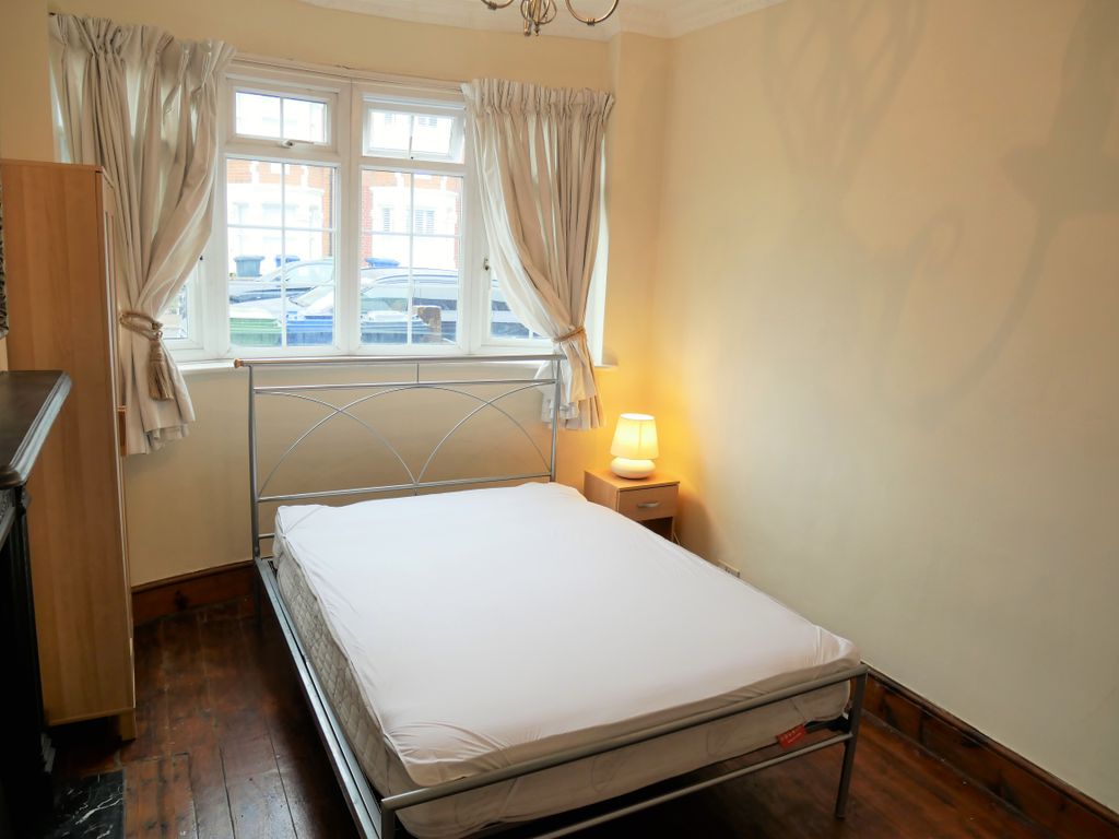 Room to rent in Darwin Road, London W5 Zoopla