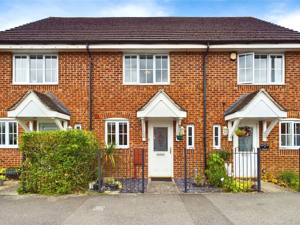 2 bed terraced house for sale in Urquhart Road, Thatcham, Berkshire
