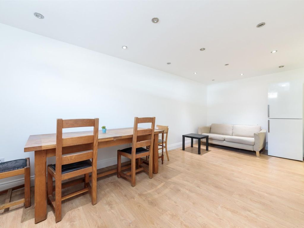 3 bed flat to rent in Amwell Street, London EC1R, £2,800 pcm Zoopla