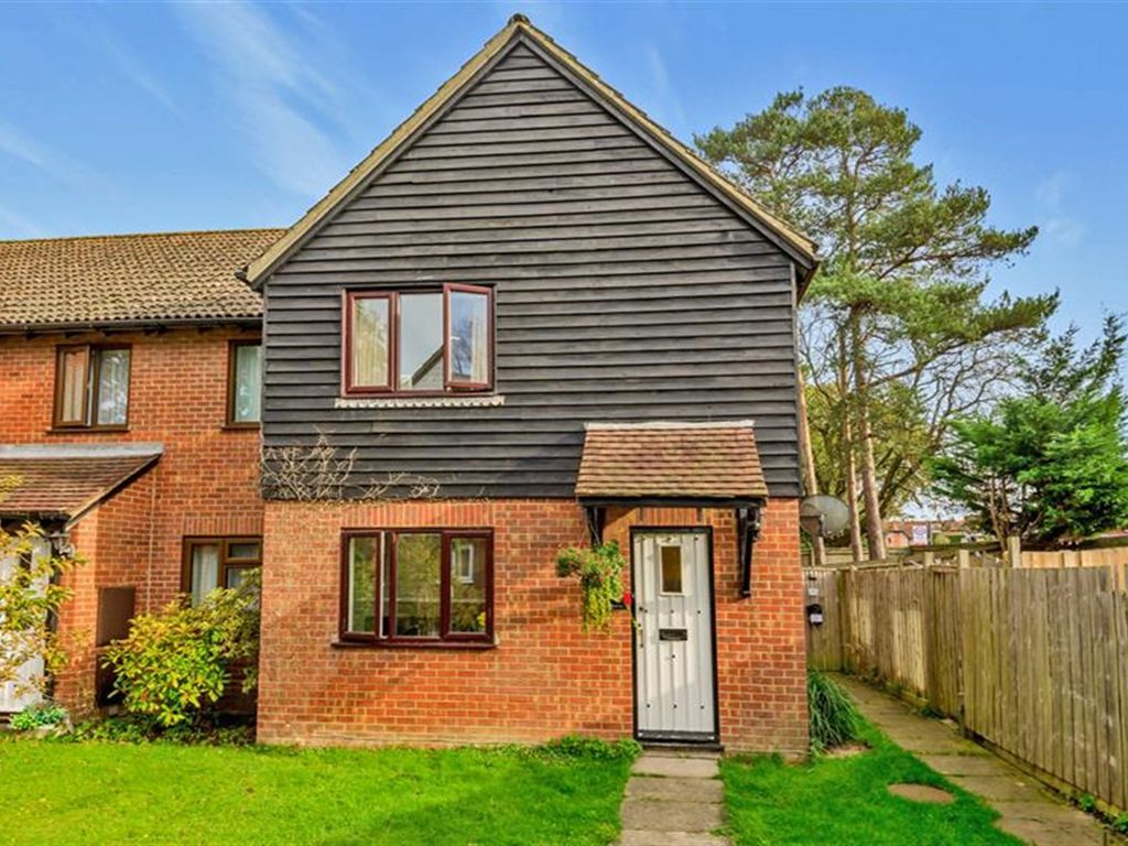 2 bed end terrace house for sale in Swan Close, Storrington, West