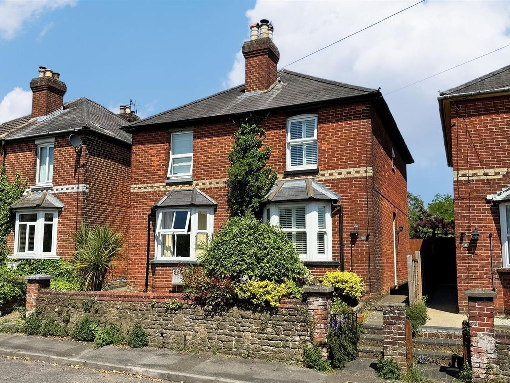 3 bed semidetached house for sale in Hare Lane, Godalming GU7, £