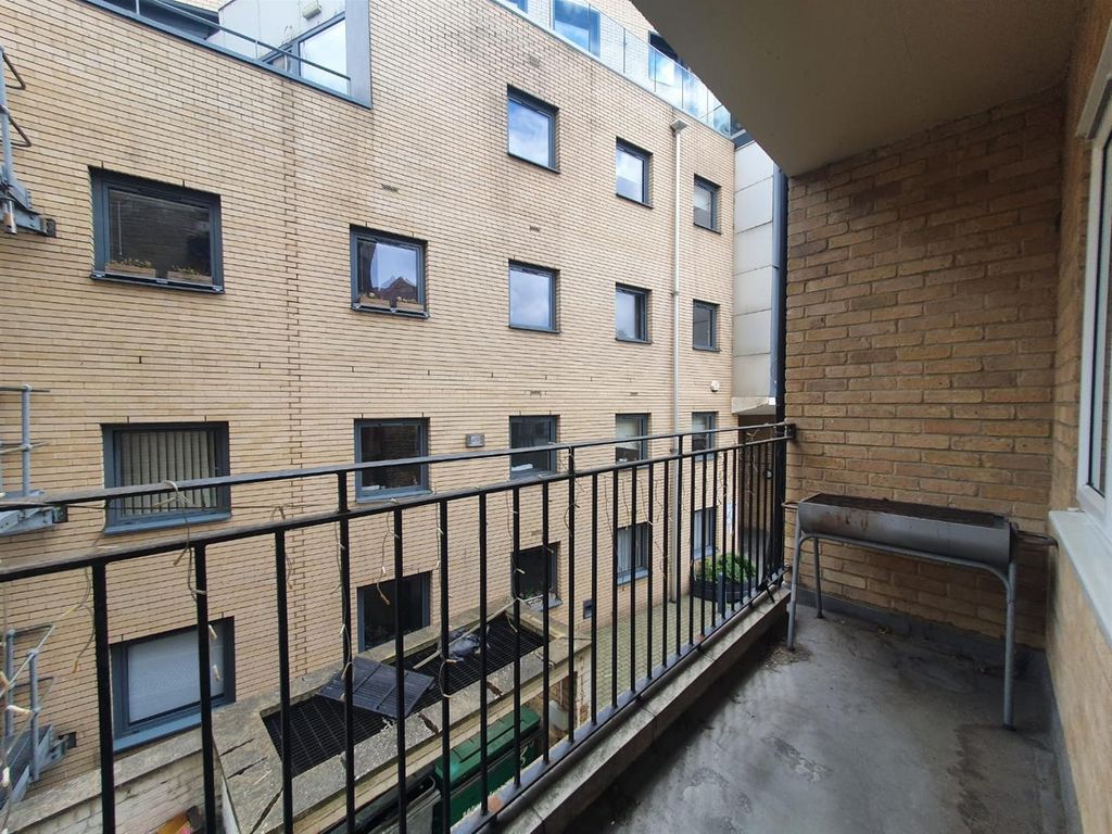 2 bed flat to rent in Red Lion Square, Wandsworth High Street, London