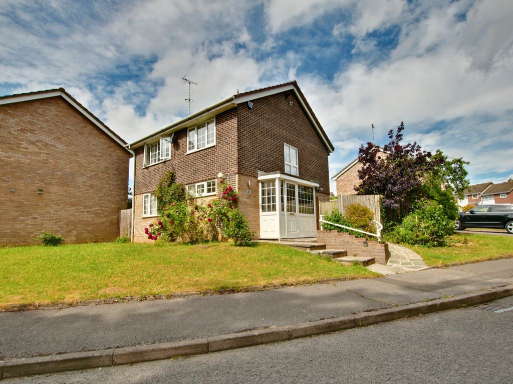 4 bed detached house to rent in Stapleton Road, Orpington BR6, £2,450