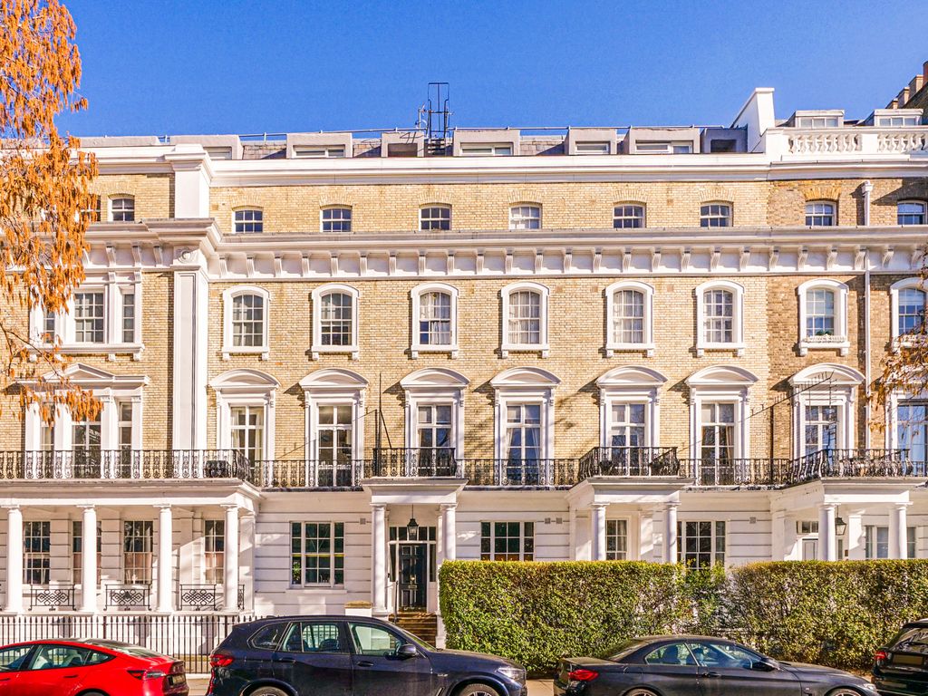 3 bed flat for sale in Onslow Square, South Kensington SW7, £900,000