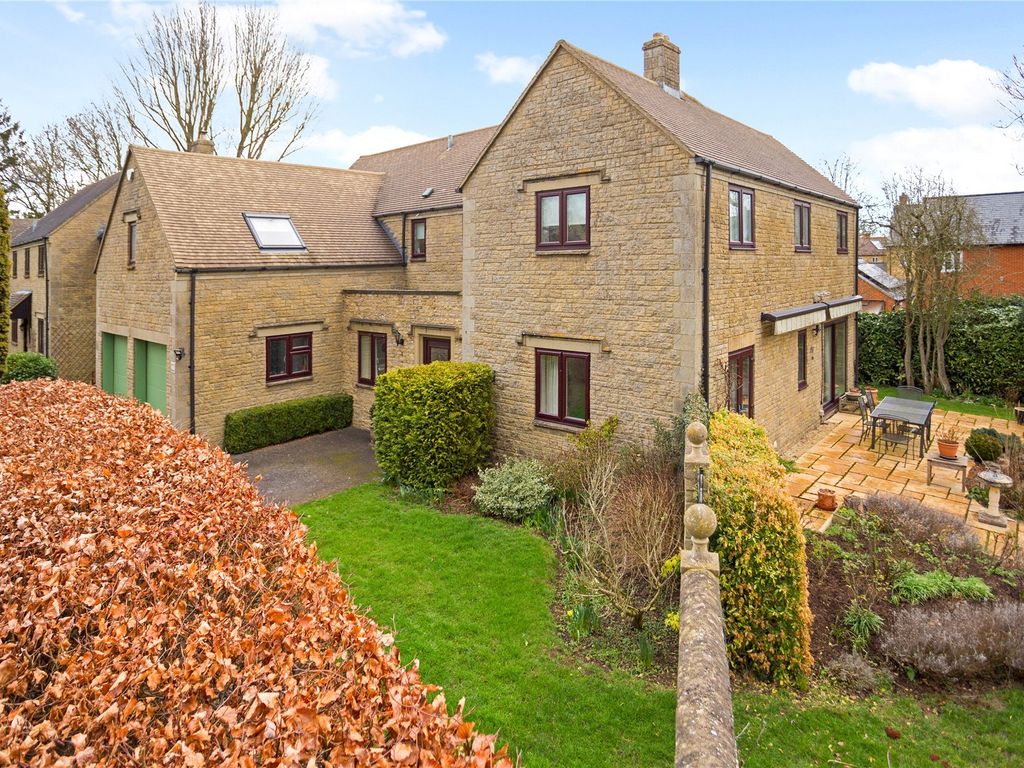 5 bed detached house for sale in Orchard Close, Eynsham, Witney