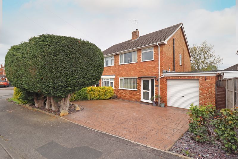 3 bed semidetached house for sale in Spencer Close, Hucclecote