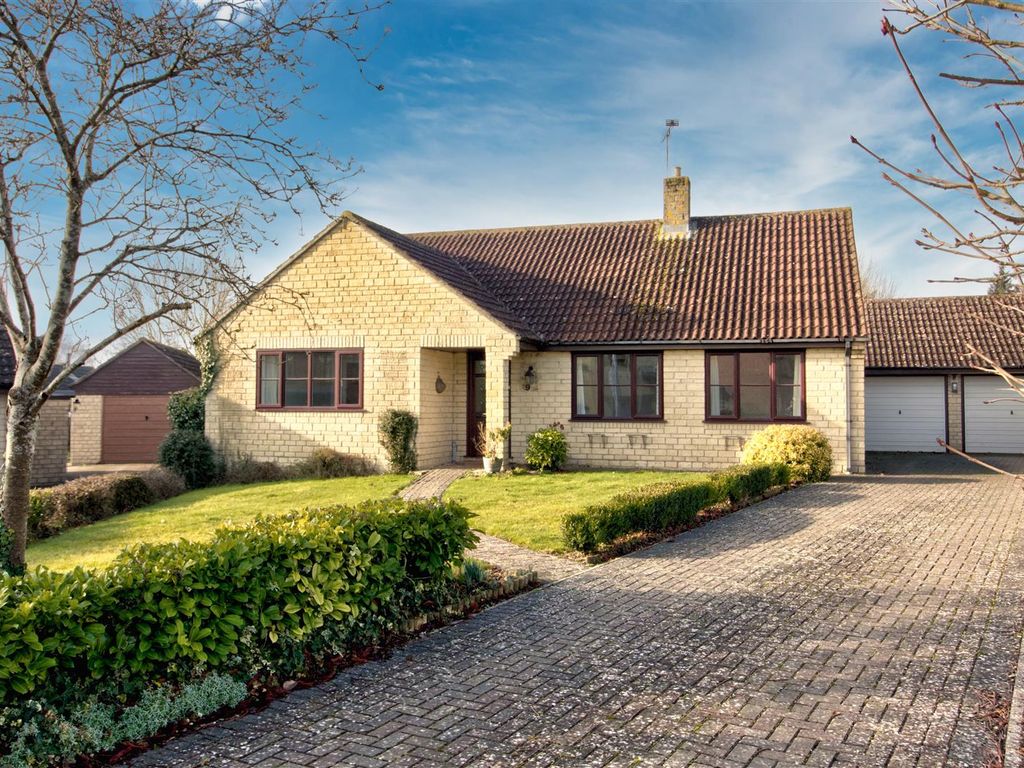 3 bed detached bungalow for sale in John Betjeman Close, Malmesbury