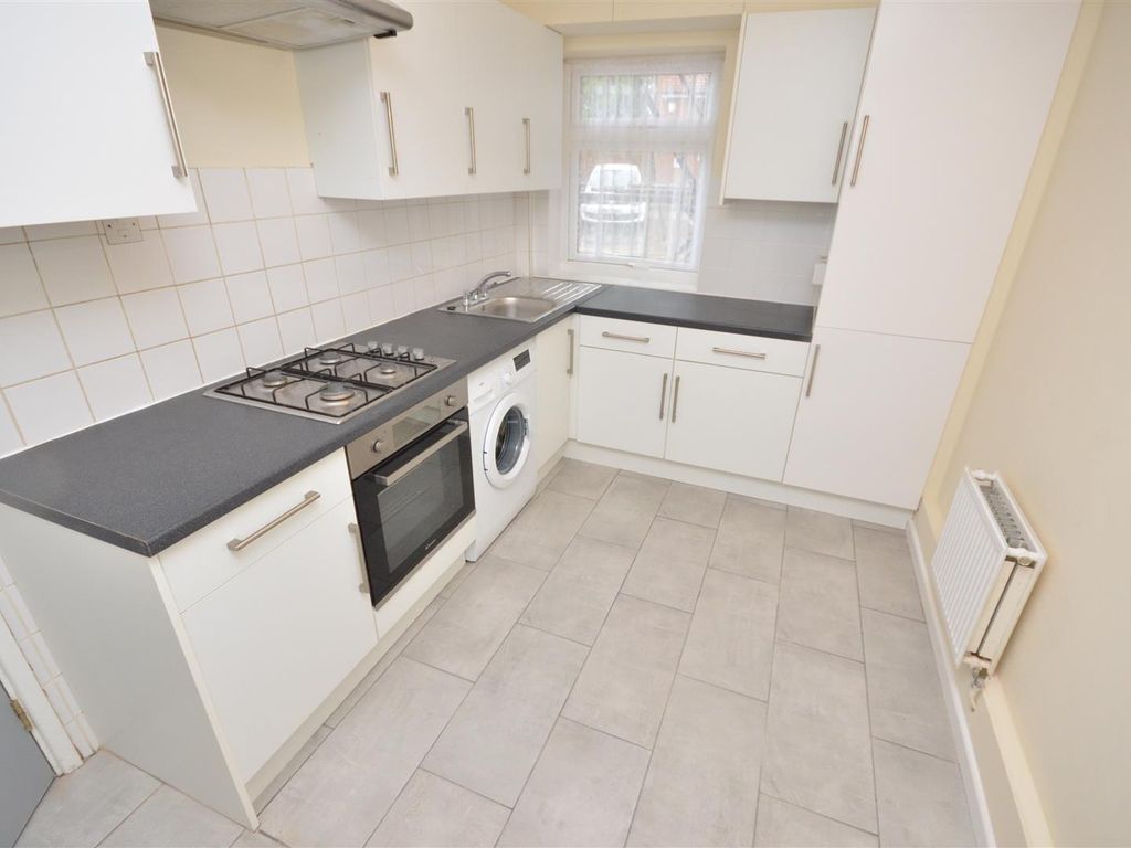 2 bed flat to rent in Thornhill Road, Luton LU4, £1,200 pcm Zoopla