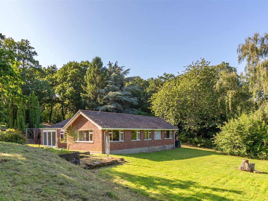 4 bed property for sale in New Road, Wootton Bridge, Ryde PO33, £