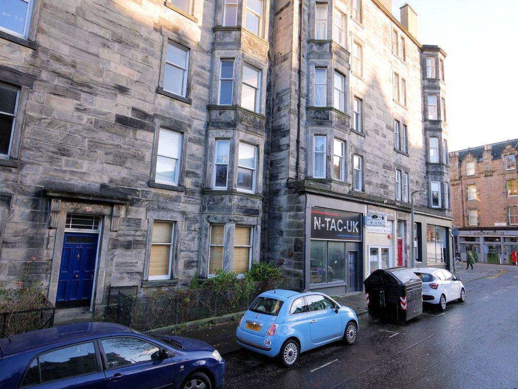2 bed flat to rent in Roseneath Place, Marchmont, Edinburgh EH9, £1,400