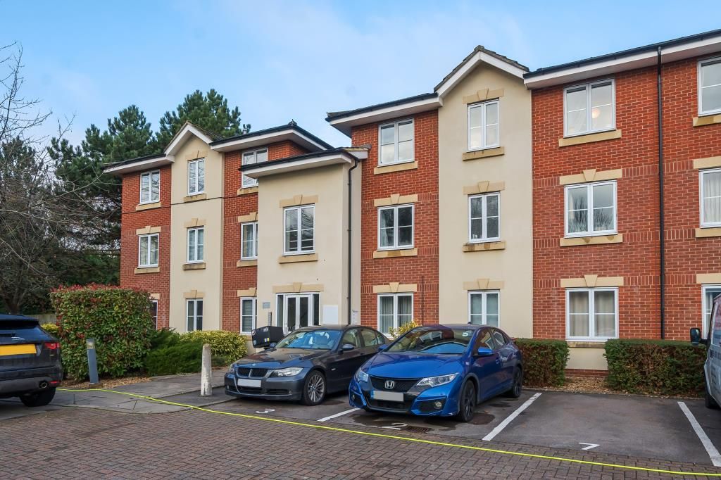 2 bed flat for sale in Newbury, Berkshire RG14, £220,000 Zoopla