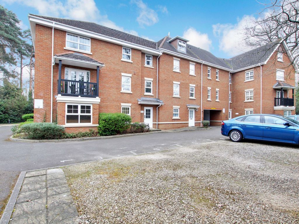 1 bed property to rent in Worth Park Avenue, Jacobs Court RH10, £1,100