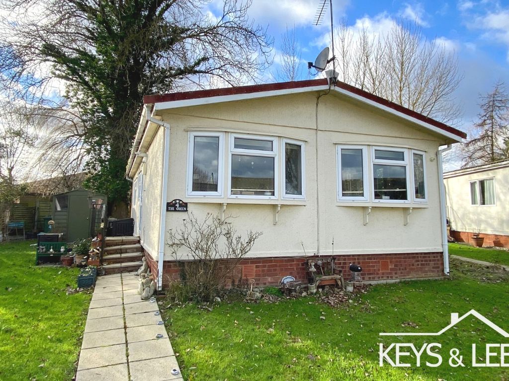 2 bed mobile/park home for sale in The Green, Noak Hill, Romford RM3