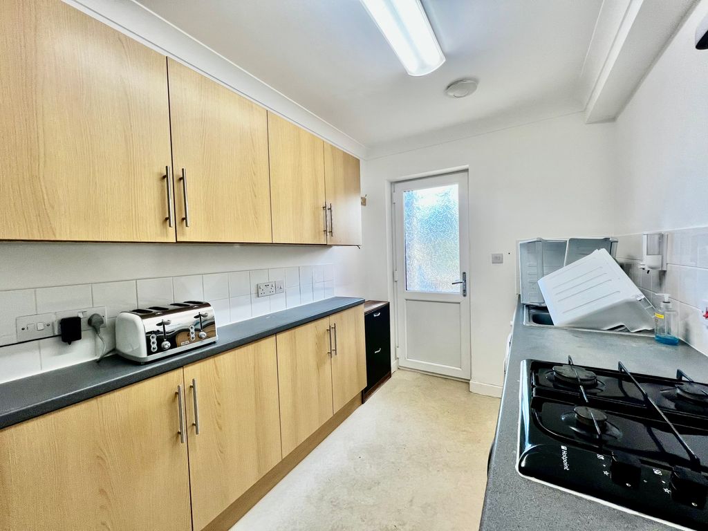 1 bed flat to rent in Bitterne Road West, Southampton SO18, £850 pcm