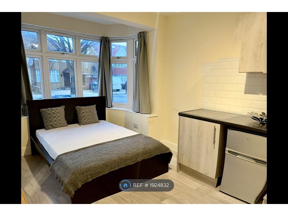 Studio to rent in Bideford Avenue, Perivale UB6, £1,075 pcm Zoopla
