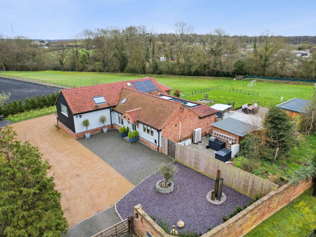 4 bed detached house for sale in Denham Lane, Chalfont St Peter