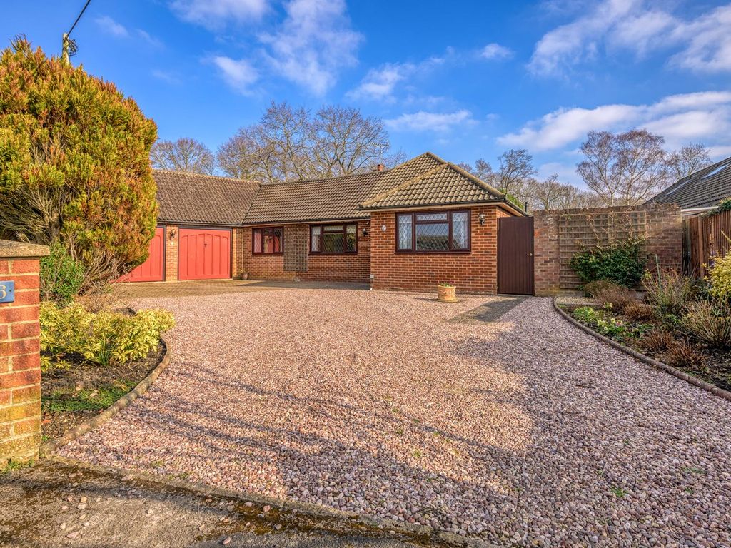 3 bed detached bungalow for sale in Holly Road, Farnborough GU14 Zoopla
