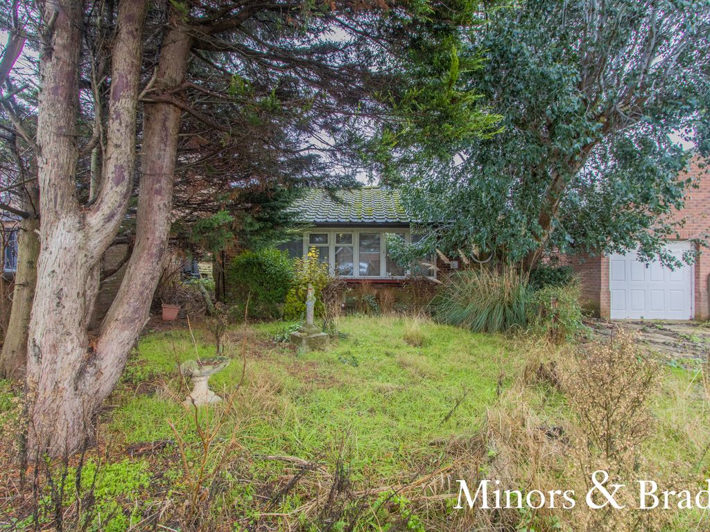 3 bed detached bungalow for sale in Fakes Road, Hemsby, Great Yarmouth