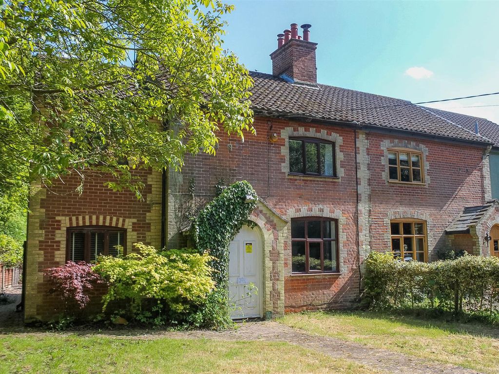 4 bed semidetached house for sale in Wroxham Road, Rackheath, Norwich