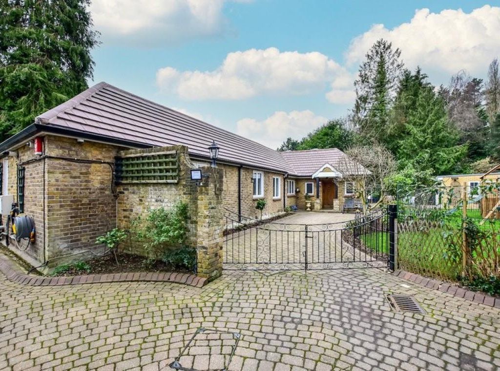 4 bed detached bungalow for sale in Wood Lane, Iver Heath, Iver SL0