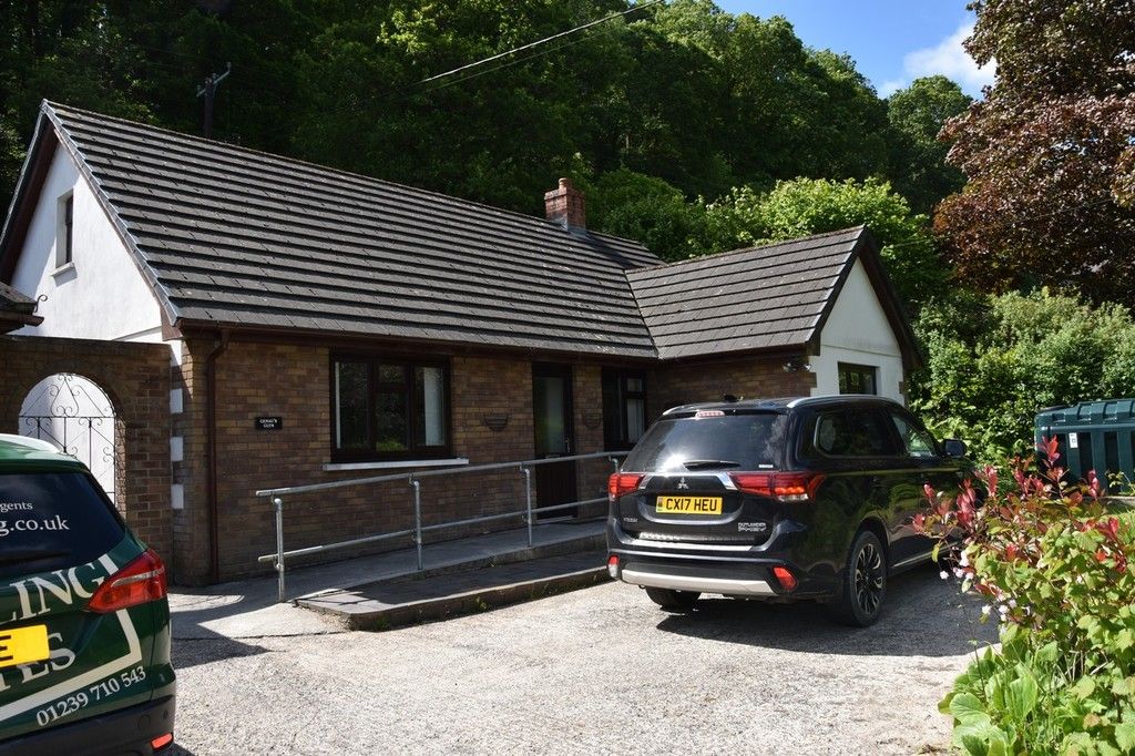 2 bed detached bungalow to rent in DreFach Felindre, Llandysul SA44, £