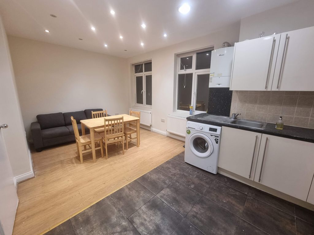 4 bed flat to rent in Bromley Road, Catford, London SE6, £1,995 pcm