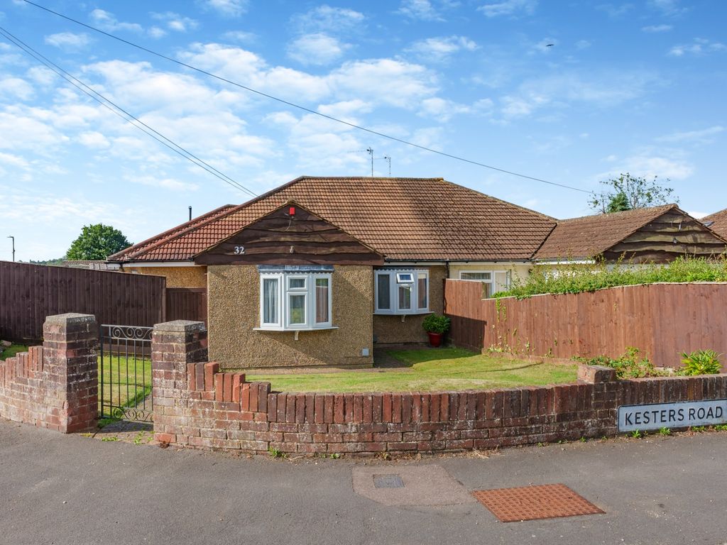 3 bed semidetached bungalow for sale in Kesters Road, Chesham HP5, £