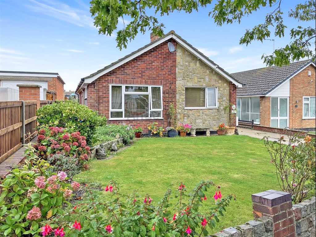 3 bed detached bungalow for sale in Evans Drive, Lowestoft NR32, £
