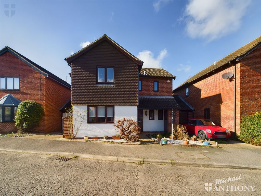 4 bed linkdetached house for sale in Wheelwrights, Weston Turville